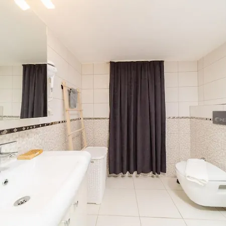 Lovely Flat Near Hadrians Gate أنطاليا