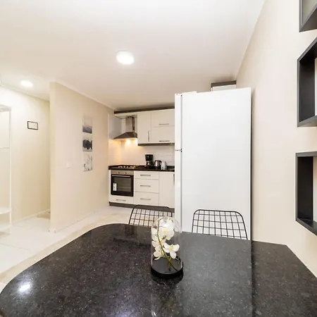Lovely Flat Near Hadrians Gate شقة